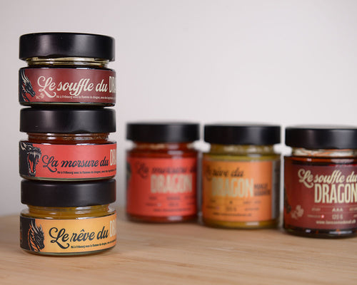 Les trois sauces du Dragon, bocaux empilés sur une table en bois