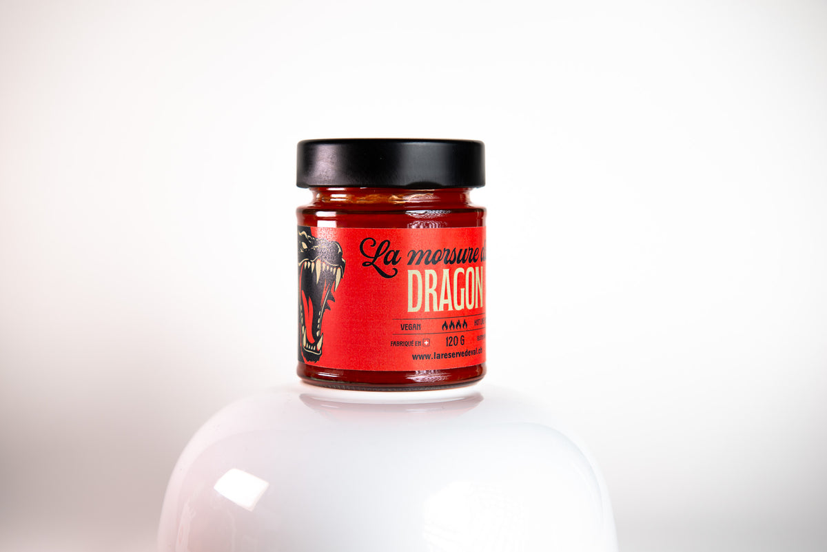 Bocal de la sauce La Morsure du Dragon sur un support blanc