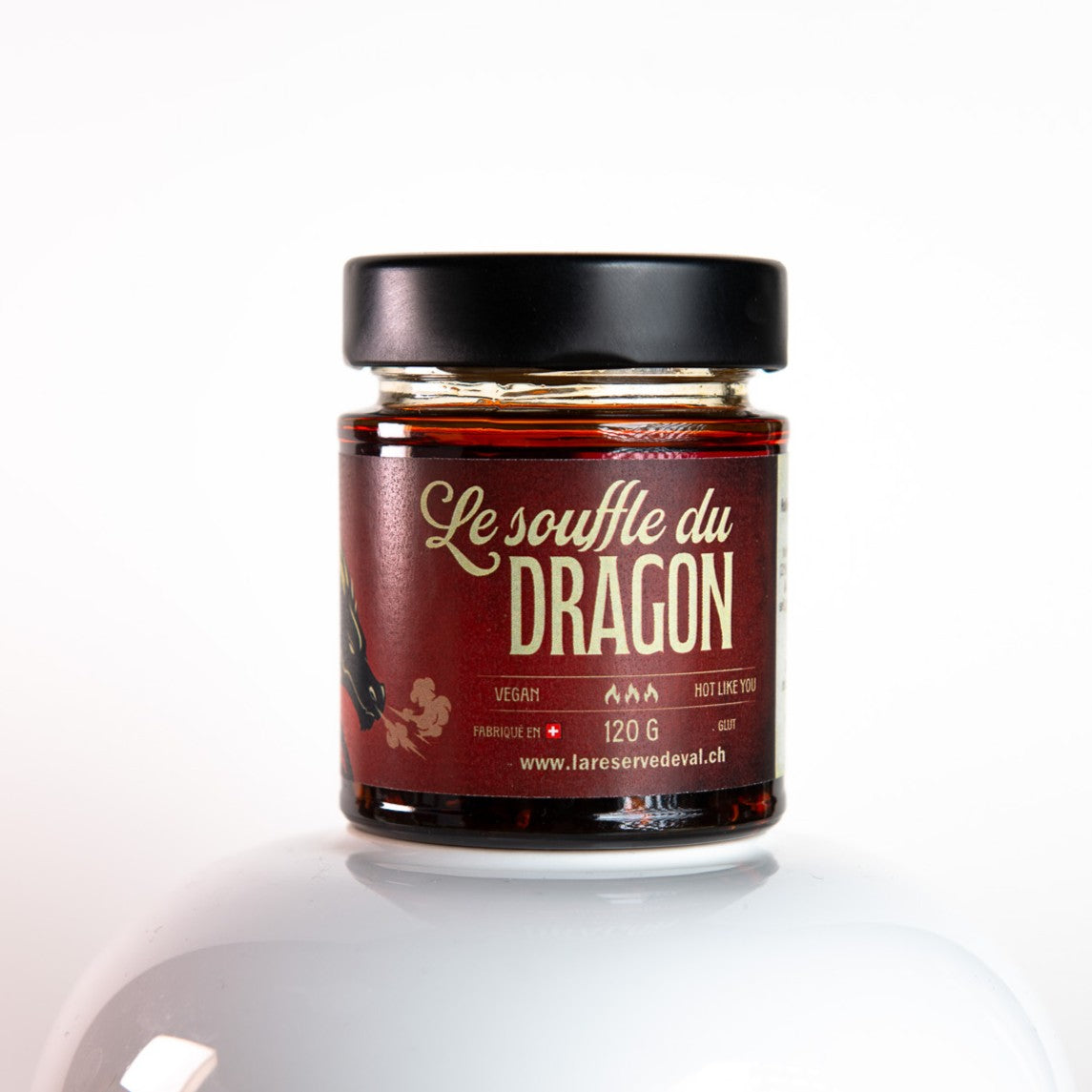Bocal de la sauce Le Souffle du Dragon sur un support blanc